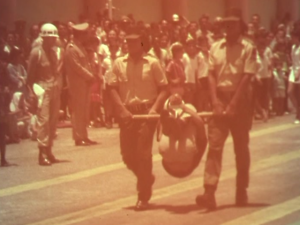 Índios desfilam com homem pendurado no pau de arara durante cerimônia de formatura da Guarda Rural Indígena